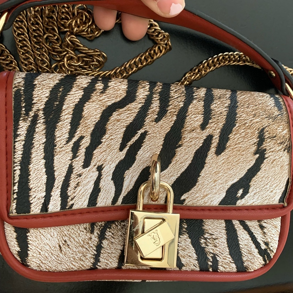 Chic Cheetah Print Crossbody Bag